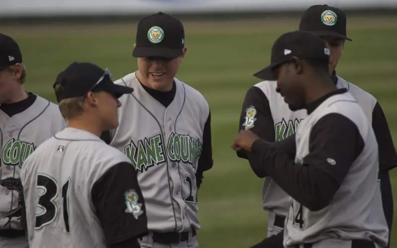 Les joueurs parlent de stratégie lors d'un match des Kane County Cougars