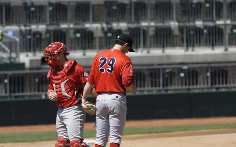 Les joueurs des Peoria Chiefs se rassemblent sur le monticule