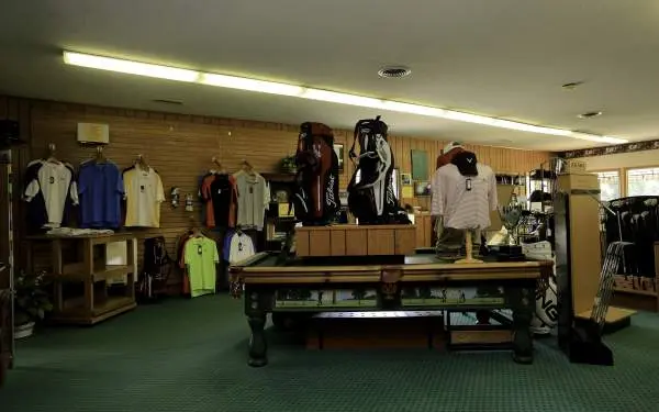 Un magasin de golf avec des vêtements de golf et des clubs à vendre