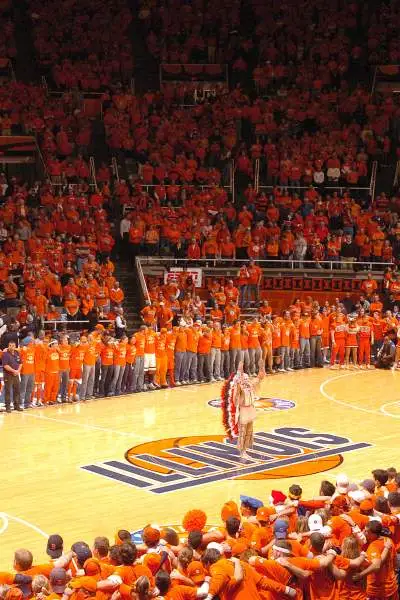 Cérémonie d'avant-match lors d'un match de basket au State Farm Center à Champaign