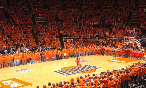 Cérémonie d'avant-match lors d'un match de basket au State Farm Center à Champaign