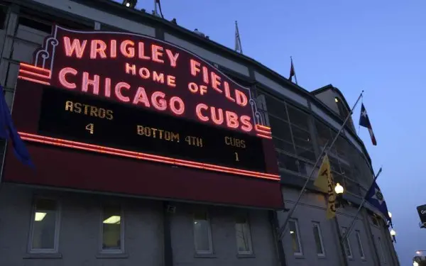 Panneau du Wrigley Field illuminé le soir