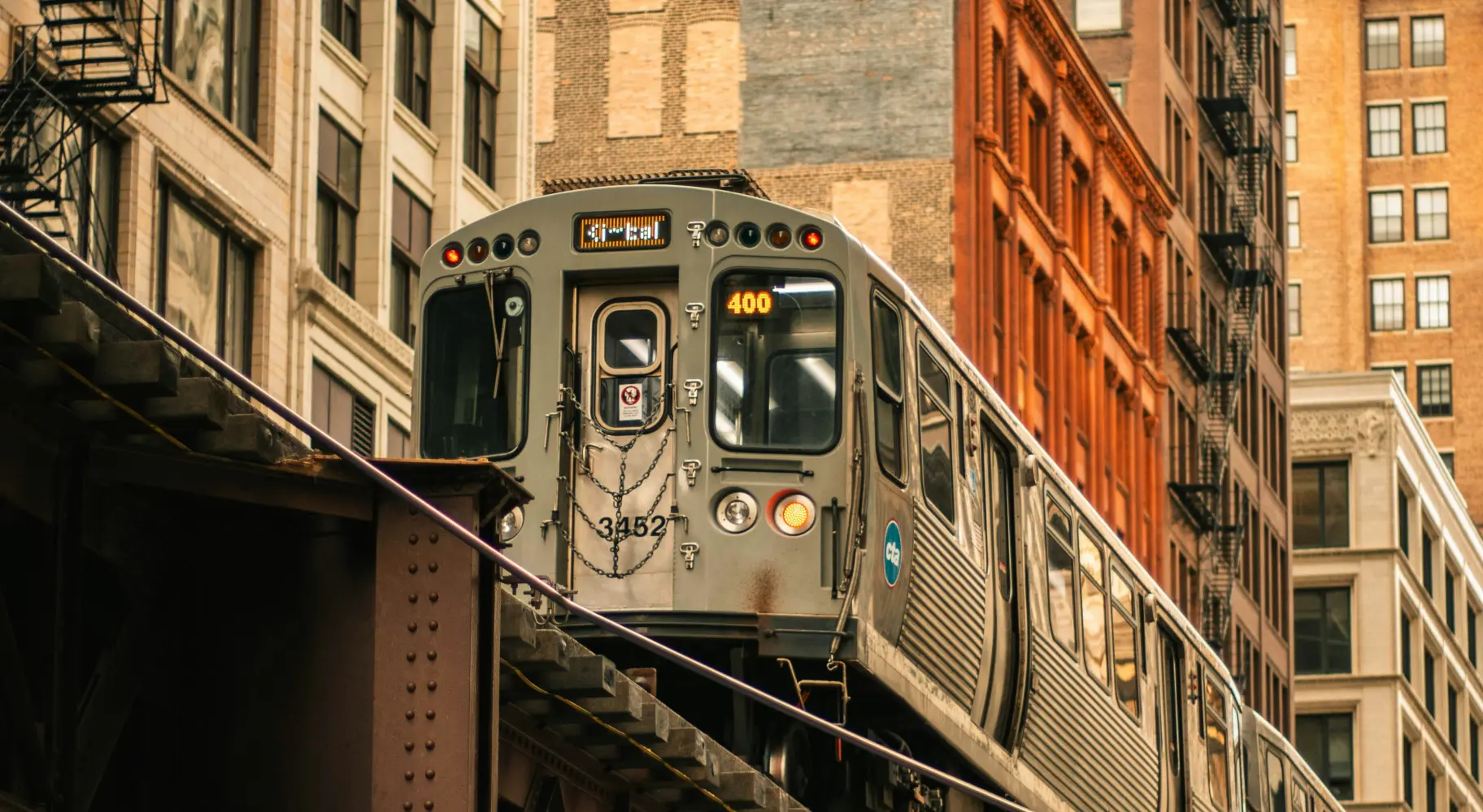 Un train L de la CTA de Chicago circule sur des voies surélevées à travers la ville.