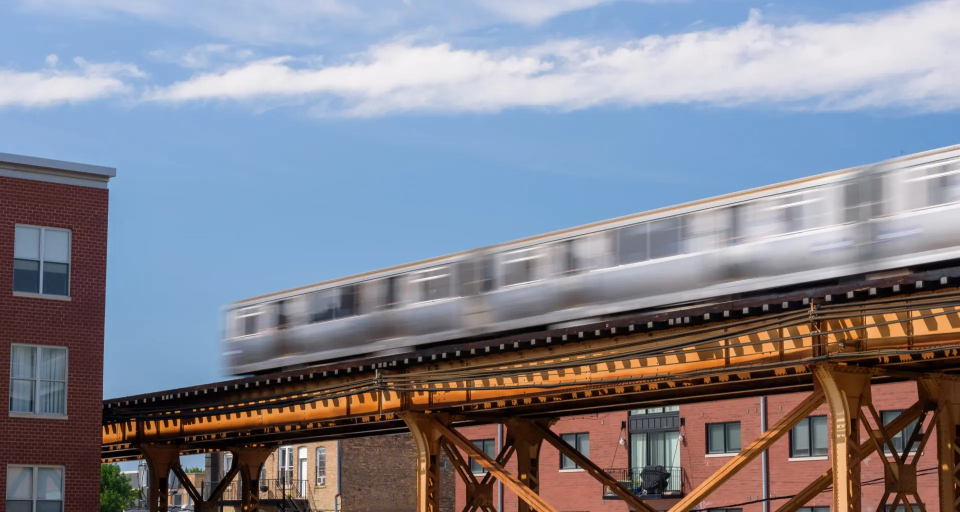 L'un des trains aériens de Chicago circule sur sa ligne surélevée près de Milwaukee Avenue.