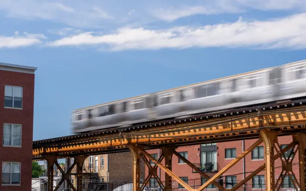 L'un des trains aériens de Chicago circule sur sa ligne surélevée près de Milwaukee Avenue.