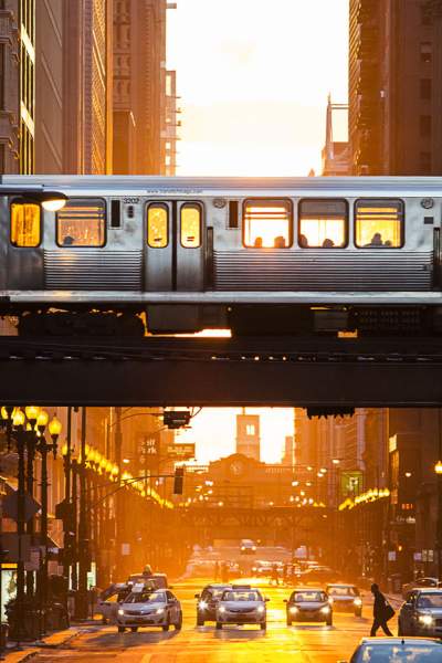 Train de Chicago au coucher du soleil