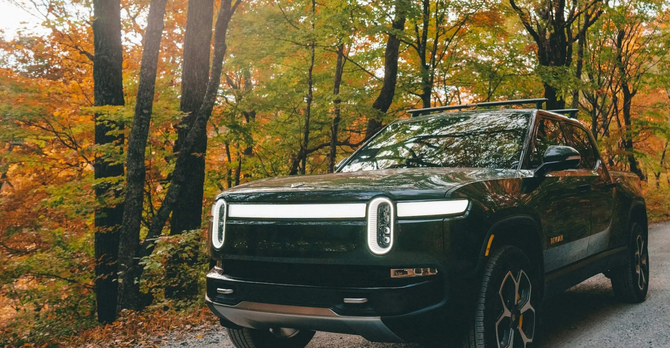 Le véhicule électrique Rivian roule sur une route caillouteuse