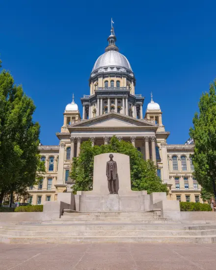 Façade principale du Capitole de l'État de l'Illinois.