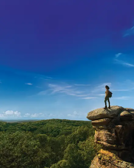 Une personne debout au sommet de Camel Rock.