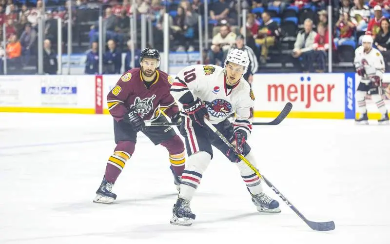 Deux joueurs de hockey sur glace