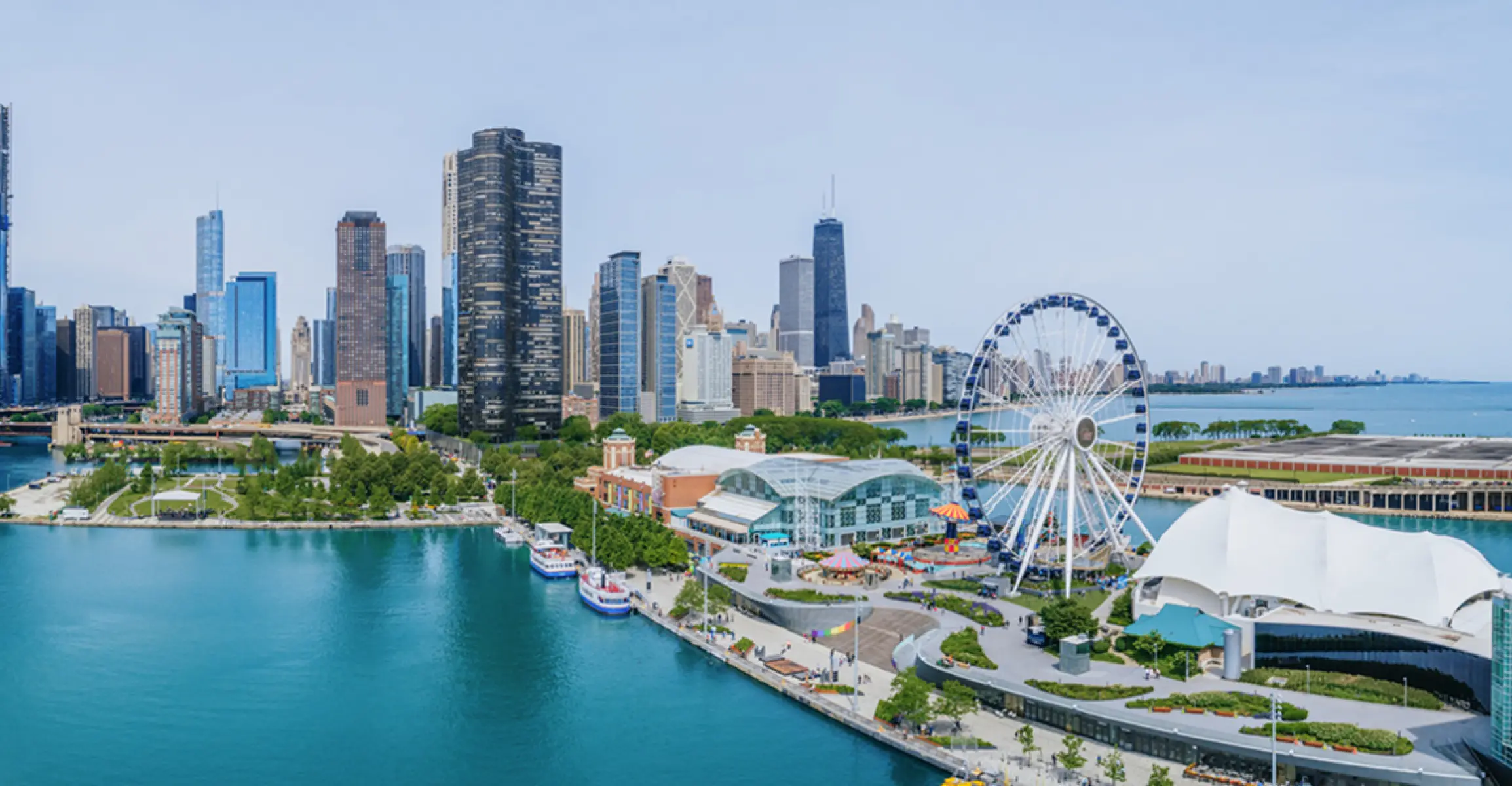 Vue aérienne du Navy Pier et de la ligne d'horizon de Chicago, le long du lac Michigan, par temps clair.