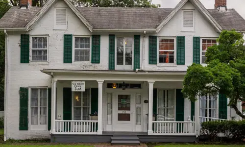 Vue de face d'une maison historique et d'un site du chemin de fer clandestin.